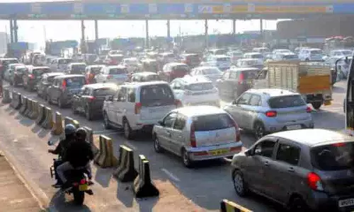Telangana: एल्काथुर्थी की सड़कें भारी ट्रैफिक जाम से अवरुद्ध