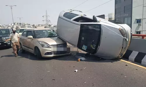 टक्कर के बाद PVNR फ्लाईओवर पर कार पलटने से ड्राइवर गंभीर रूप से घायल टक्कर के बाद PVNR फ्लाईओवर पर कार पलटने से ड्राइवर गंभीर रूप से घायल