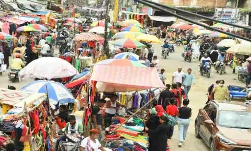 Lucknow: अमीनाबाद में जाम और अतिक्रमण ने व्यापार को किया ठप, स्थिति बिगड़ी Lucknow: अमीनाबाद में जाम और अतिक्रमण ने व्यापार को किया ठप, स्थिति बिगड़ी