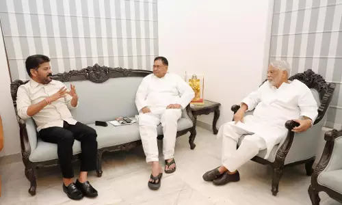 माओवादियों की शांति वार्ता पर चर्चा के लिए Jana Reddy ने जना रेड्डी से मुलाकात की