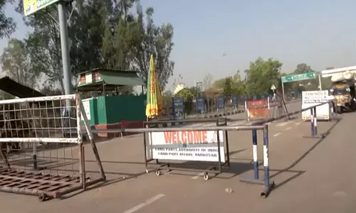 Pahalgam आतंकी हमले को लेकर तनाव के बीच अटारी सीमा पर लोगों का आना जारी Pahalgam आतंकी हमले को लेकर तनाव के बीच अटारी सीमा पर लोगों का आना जारी
