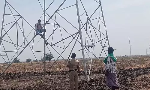 ठेकेदारों पर उत्पीड़न का आरोप: अपनी जमीन खो चुके किसानों का आक्रोश