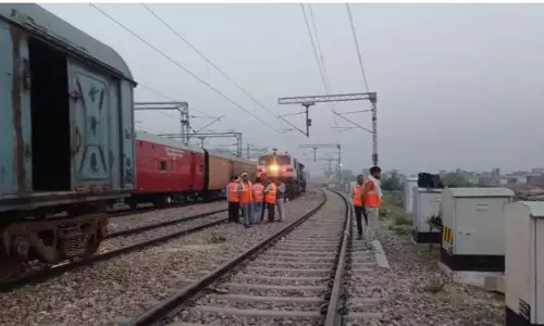Bulandshahr: खुर्जा रेलवे स्टेशन पर मालगाड़ी के दो डिब्बों के पटरी से उतरने से भारी जाम