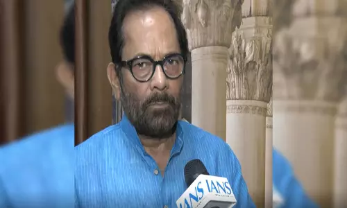 ओवैसी ने आईएस से की पाकिस्तान की तुलना, मुख्तार अब्बास नकवी बोले- आज पूरा मुल्क एक है ओवैसी ने आईएस से की पाकिस्तान की तुलना, मुख्तार अब्बास नकवी बोले- आज पूरा मुल्क एक है