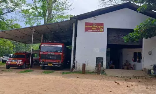 आपातकालीन स्थिति में मूलमट्टम फायर स्टेशन; कट्टप्पुरम में दमकल और एम्बुलेंस