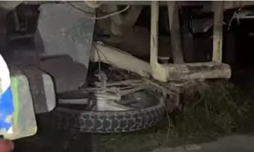 Assam: लखीमपुर सड़क दुर्घटना में 3 बाइक सवारों की मौत Assam: लखीमपुर सड़क दुर्घटना में 3 बाइक सवारों की मौत