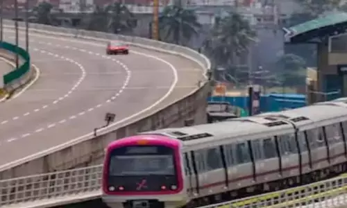 Bengaluru : मेट्रो ट्रेन के अंदर खाना खाने पर महिला पर ₹500 का जुर्माना Bengaluru : मेट्रो ट्रेन के अंदर खाना खाने पर महिला पर ₹500 का जुर्माना