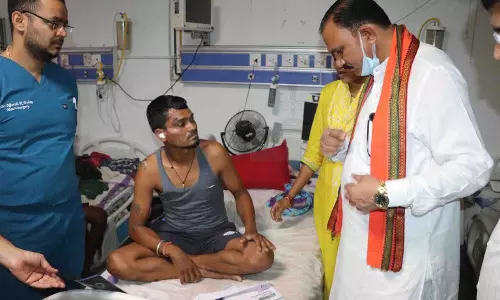 एयर कंडीशनर खराब मिलने पर भड़के मंत्री श्याम बिहारी जायसवाल, पहुंचे थे DKS हॉस्पिटल