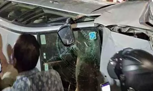 बेकाबू कार का तांडव...8 लोगों को रौंदा, अफरा-तफरी मच गई बेकाबू कार का तांडव...8 लोगों को रौंदा, अफरा-तफरी मच गई