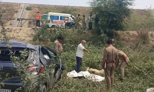 Amethi: सड़क हादसे में तालाब में गिरी कार, पति-पत्नी की मौत