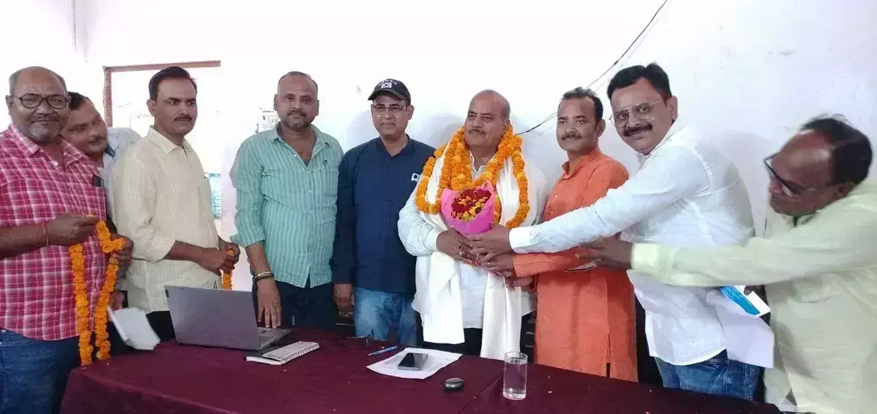 Ballia: अधिकारी के कठोर शब्द भी आपके भले के लिए होते हैं: BEO दुर्गा प्रसाद सिंह Ballia: अधिकारी के कठोर शब्द भी आपके भले के लिए होते हैं: BEO दुर्गा प्रसाद सिंह