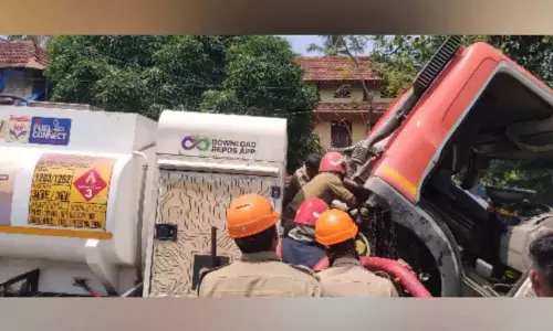 चेरुवन्नूर में डीजल टैंकर लॉरी पलट गई और उसमें आग लग गई; एक बड़ी आपदा टल गयी