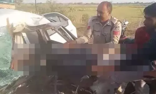 इंदौर-अहमदाबाद हाईवे पर तेज रफ्तार वाहन से कार की टक्कर में 4 की मौके पर ही मौत