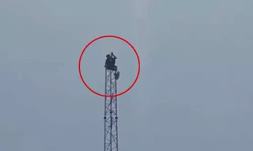 भोपाल में नशे में धुत युवक 80 फुट ऊंचे मोबाइल टावर पर चढ़ा, दिनदहाड़े मचाया हंगामा भोपाल में नशे में धुत युवक 80 फुट ऊंचे मोबाइल टावर पर चढ़ा, दिनदहाड़े मचाया हंगामा