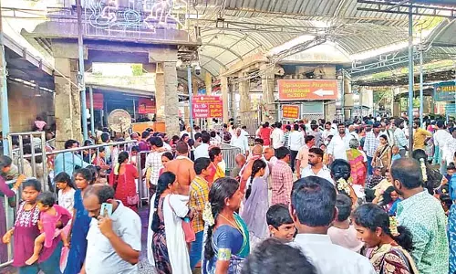 Srikalahasti : मुक्कंती ने एक दिन में कमाए 1 करोड़ रुपये Srikalahasti : मुक्कंती ने एक दिन में कमाए 1 करोड़ रुपये