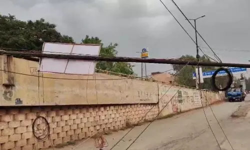 आमानाका ओवरब्रिज में बाल-बाल बचे राहगीर, आंधी के चलते बड़ा हादसा