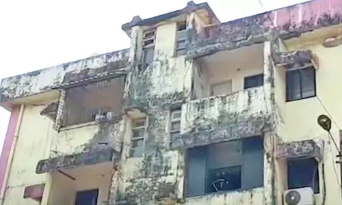 Baina हाउसिंग कॉलोनी के निवासियों ने जर्जर हालात के बीच तत्काल मरम्मत की मांग की