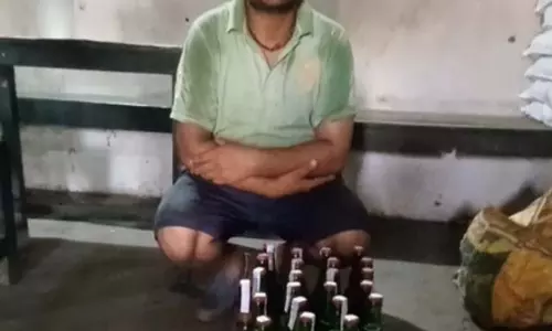 होटल से अवैध शराब की बड़ी खेप बरामद, संचालक गिरफ्तार होटल से अवैध शराब की बड़ी खेप बरामद, संचालक गिरफ्तार