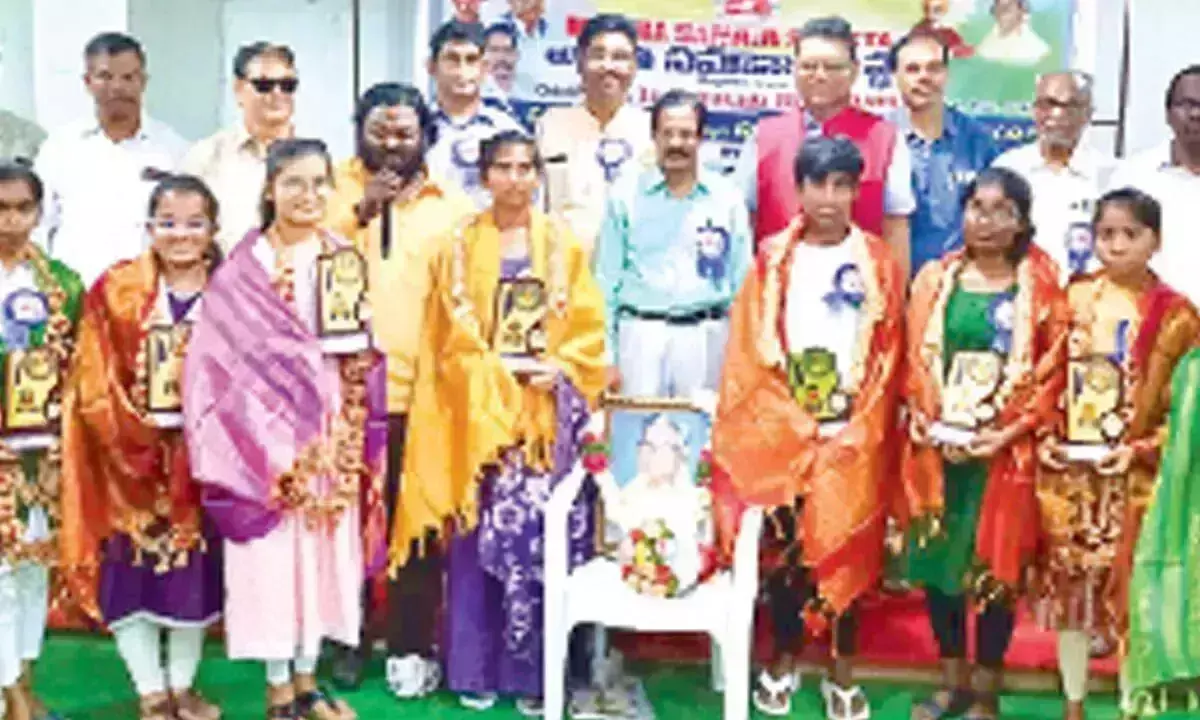 Telangana: सेवानिवृत्त डीजीपी ने सरकारी कॉलेजों के इंटर के छात्रों को सम्मानित किया