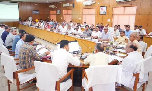 Jaipur: लोकसभा अध्यक्ष ने ली पेयजल व्यवस्थाओं की समीक्षा बैठक Jaipur: लोकसभा अध्यक्ष ने ली पेयजल व्यवस्थाओं की समीक्षा बैठक