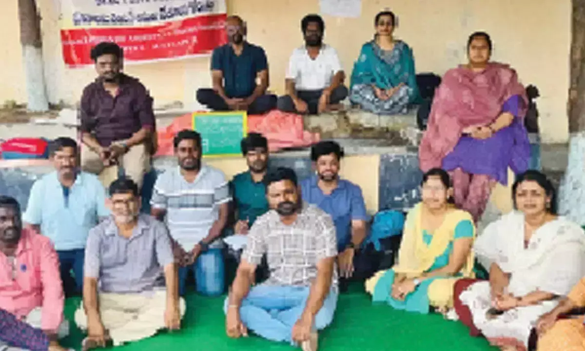 Telangana: संविदा सहायक प्रोफेसरों का विरोध जारी, झाड़ू और कलम लेकर जारी है प्रदर्शन