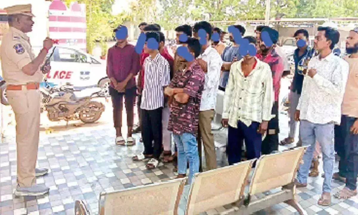 Telangana: नाबालिगों के वाहन चलाने के खिलाफ विशेष अभियान चलाया गया Telangana: नाबालिगों के वाहन चलाने के खिलाफ विशेष अभियान चलाया गया