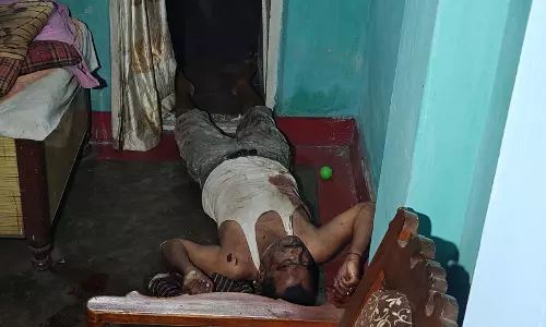 राजातालाब के घर में मिली शख्स की खून से सनी लाश, सामने आई तस्वीर... राजातालाब के घर में मिली शख्स की खून से सनी लाश, सामने आई तस्वीर...