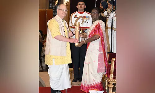 राष्ट्रपति मुर्मू ने अमेरिकी लेखक स्टीफन नैप को साहित्य के लिए पद्मश्री पुरस्कार प्रदान किया