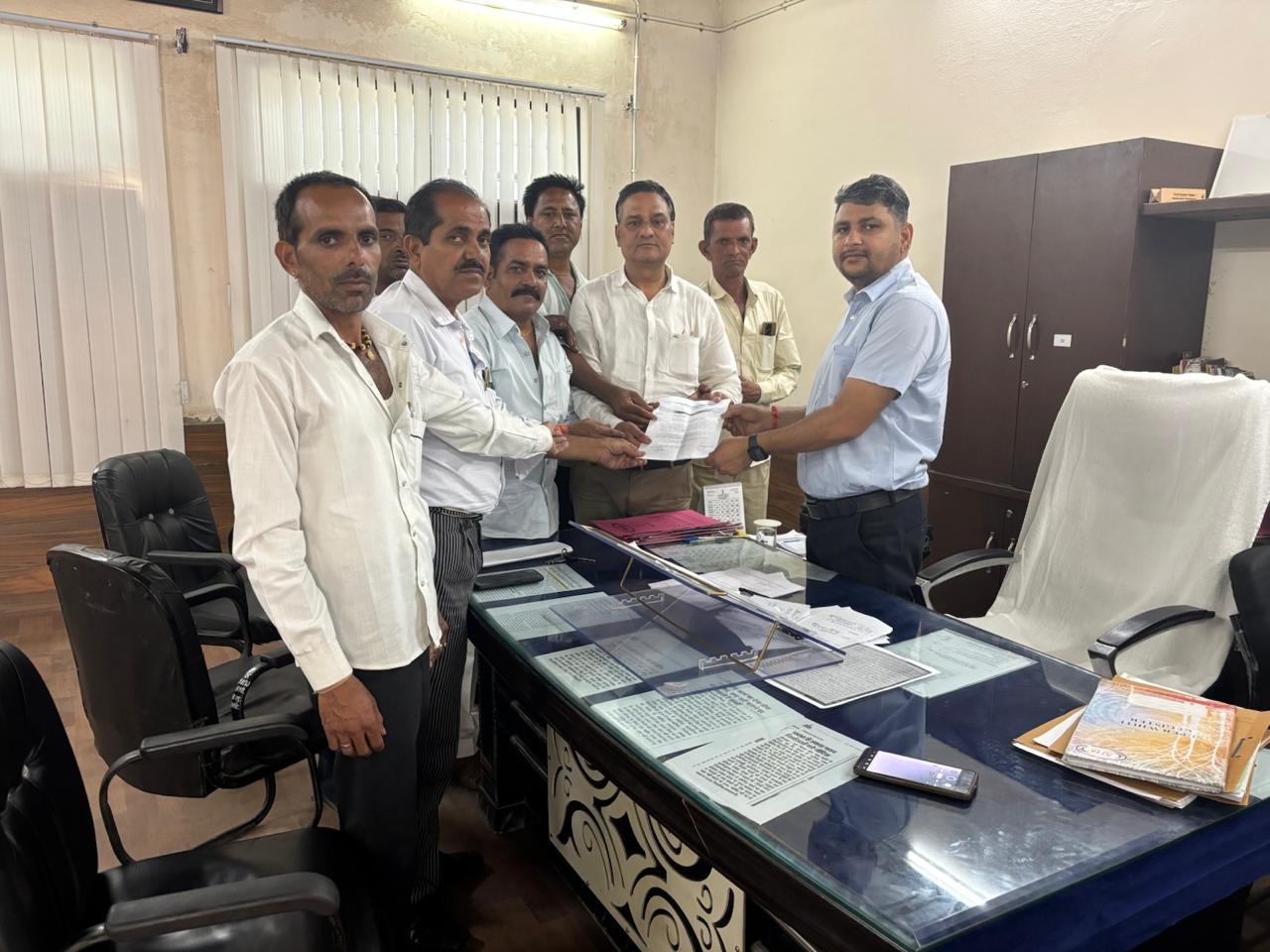 मजदूर दिवस पर श्रमिकों को मिले संवैतनिक अवकाश, INTUC ने सौपा ज्ञापन