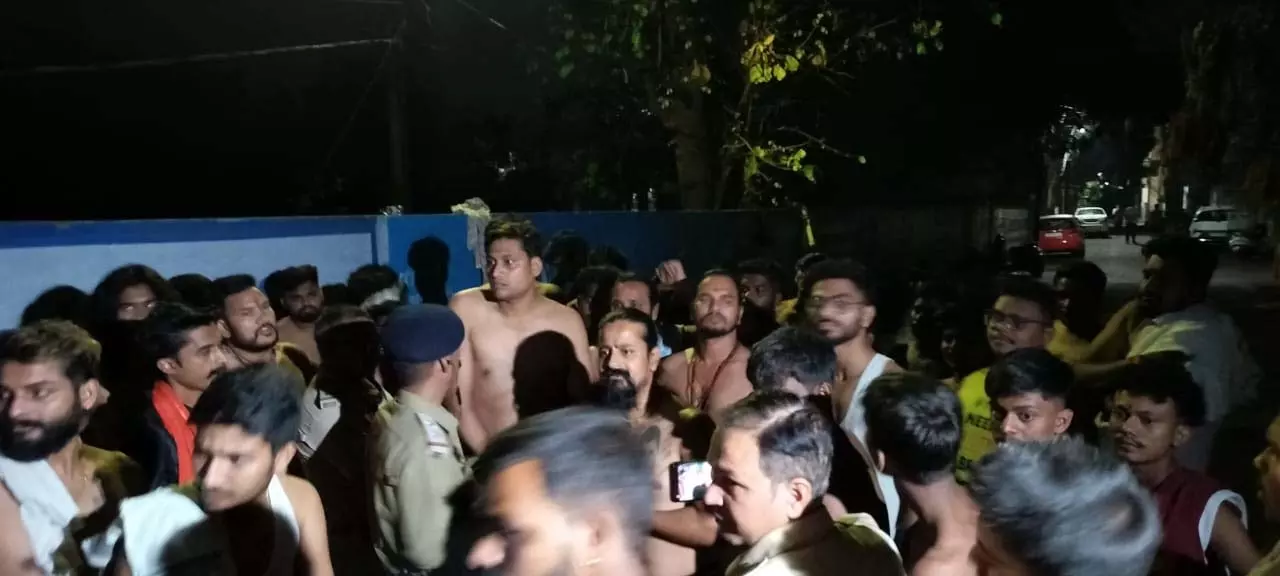 पहलगाम हमले पर विवादित टिप्पणी के बाद रायपुर में उबाल, बजरंग दल और गौ सेवकों ने थाना घेरा पहलगाम हमले पर विवादित टिप्पणी के बाद रायपुर में उबाल, बजरंग दल और गौ सेवकों ने थाना घेरा