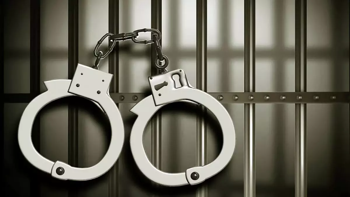 2 लोग गिरफ्तार, दो दुकानों से ये क्या मिल गया! 2 लोग गिरफ्तार, दो दुकानों से ये क्या मिल गया!