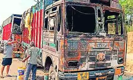 Himachal Pradesh: ट्रक की बैटरी फटने से लगी भयानक आग, बाल-बाल बचा ड्राइवर Himachal Pradesh: ट्रक की बैटरी फटने से लगी भयानक आग, बाल-बाल बचा ड्राइवर