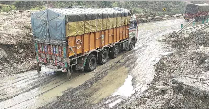 मरम्मत के बाद श्रीनगर-जम्मू हाईवे एकतरफा यातायात के लिए खुला मरम्मत के बाद श्रीनगर-जम्मू हाईवे एकतरफा यातायात के लिए खुला