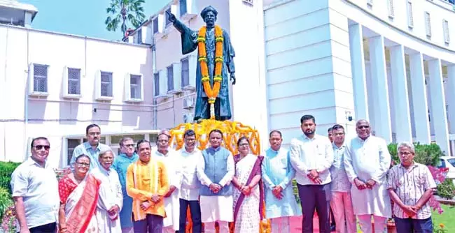 मधुबाबू की 177वीं जयंती सोमवार को भुवनेश्वर स्थित राजभवन में मनाई गई मधुबाबू की 177वीं जयंती सोमवार को भुवनेश्वर स्थित राजभवन में मनाई गई
