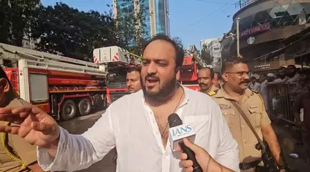 क्रोमा शोरूम में लगी आग पर नेता ने फायर ब्रिगेड पर उठाए सवाल क्रोमा शोरूम में लगी आग पर नेता ने फायर ब्रिगेड पर उठाए सवाल