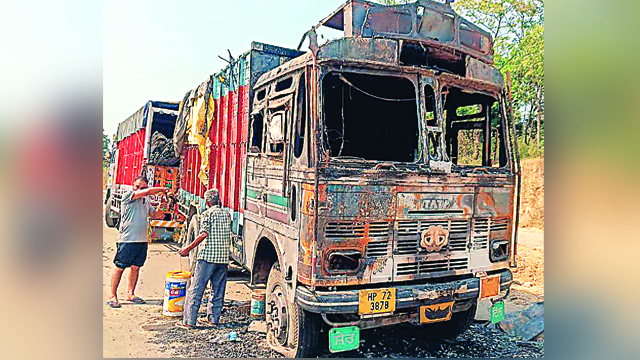 Nadaun: बैटरी फट जाने से ट्रक जल कर राख ,बाल बाल बचा चालक Nadaun: बैटरी फट जाने से ट्रक जल कर राख ,बाल बाल बचा चालक