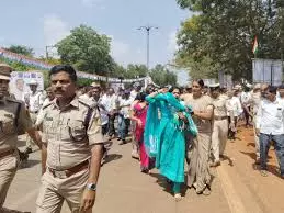 कर्नाटक के CM ने बेलगावी रैली में अपना आपा खोते हुए वरिष्ठ पुलिस अधिकारी पर हाथ उठाया कर्नाटक के CM ने बेलगावी रैली में अपना आपा खोते हुए वरिष्ठ पुलिस अधिकारी पर हाथ उठाया