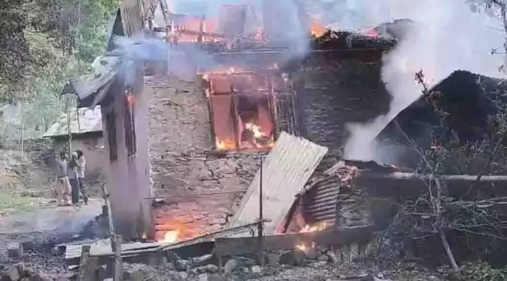jammu kashmir : इस इलाके में लगी भीषण आग, लोगों ने प्रशासन से लगाई गुहार jammu kashmir : इस इलाके में लगी भीषण आग, लोगों ने प्रशासन से लगाई गुहार