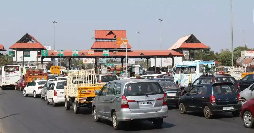 Paliyekkara में टोल वसूली रोक दी गई, लेकिन फास्टैग के जरिए कटौती जारी Paliyekkara में टोल वसूली रोक दी गई, लेकिन फास्टैग के जरिए कटौती जारी