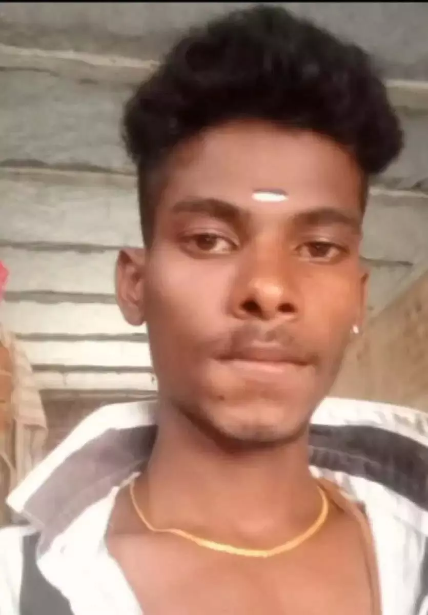 दोस्तों से शर्त लगाकर शराब में पानी मिलाए बिना पीने से युवक की मौत दोस्तों से शर्त लगाकर शराब में पानी मिलाए बिना पीने से युवक की मौत