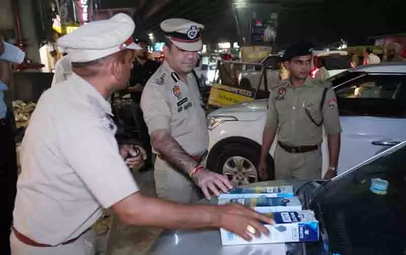 Ludhiana पुलिस ने कार और सार्वजनिक स्थान पर शराब पीने वालों पर कार्रवाई की Ludhiana पुलिस ने कार और सार्वजनिक स्थान पर शराब पीने वालों पर कार्रवाई की