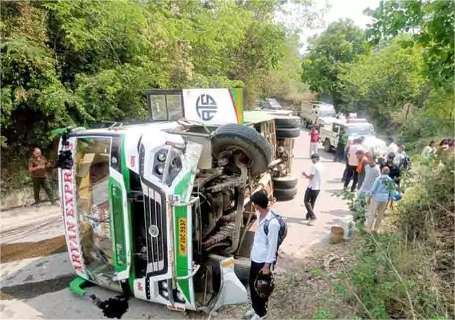 Himachal Pradesh: भेलूघाट के पास यात्रियों से भरी निजी बस पलटी, 15 यात्री घायल Himachal Pradesh: भेलूघाट के पास यात्रियों से भरी निजी बस पलटी, 15 यात्री घायल