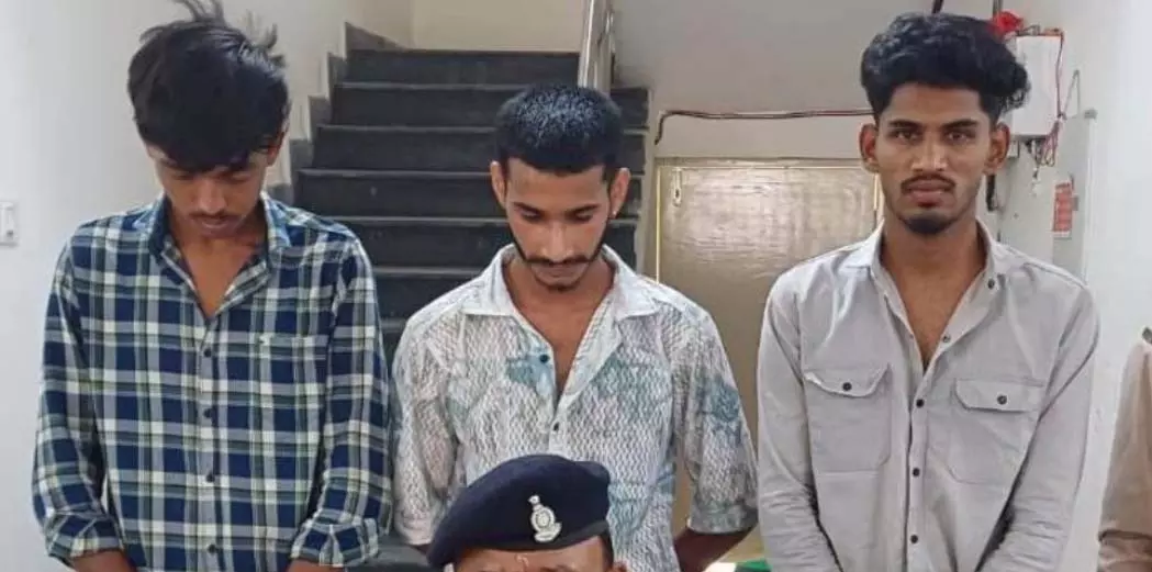 तीन स्टंटबाज गिरफ्तार, चलती कार में हुल्लड़बाजी तीन स्टंटबाज गिरफ्तार, चलती कार में हुल्लड़बाजी