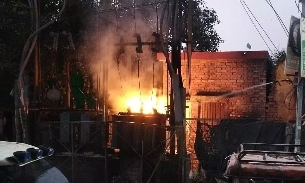 Bareilly: कचहरी में ट्रांसफार्मर में आग लगने से मची अफरा-तफरी Bareilly: कचहरी में ट्रांसफार्मर में आग लगने से मची अफरा-तफरी