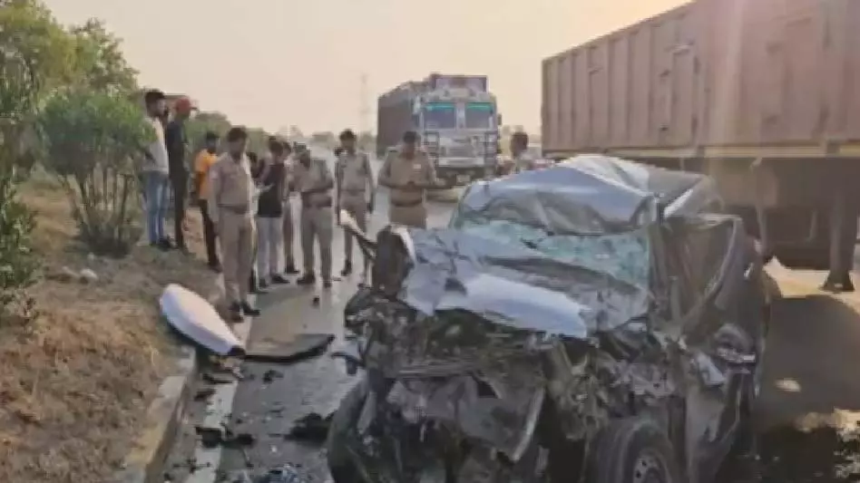 स्विफ्ट कार में बैठे पति-पत्नी की मौत, भीषण सड़क हादसा स्विफ्ट कार में बैठे पति-पत्नी की मौत, भीषण सड़क हादसा
