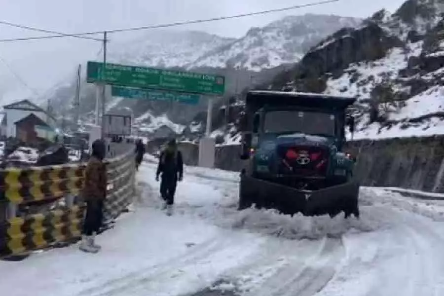 Darjeeling में बारिश से ठंड बढ़ी, सिक्किम के ऊपरी इलाकों में बर्फबारी से पर्यटक आकर्षित Darjeeling में बारिश से ठंड बढ़ी, सिक्किम के ऊपरी इलाकों में बर्फबारी से पर्यटक आकर्षित