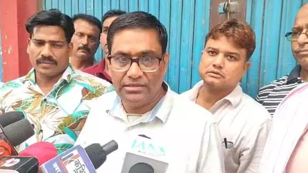 अधिकारी 2 लाख रुपए रिश्वत लेते गिरफ्तार, ठेकेदार को होना था 60 लाख का भुगतान अधिकारी 2 लाख रुपए रिश्वत लेते गिरफ्तार, ठेकेदार को होना था 60 लाख का भुगतान
