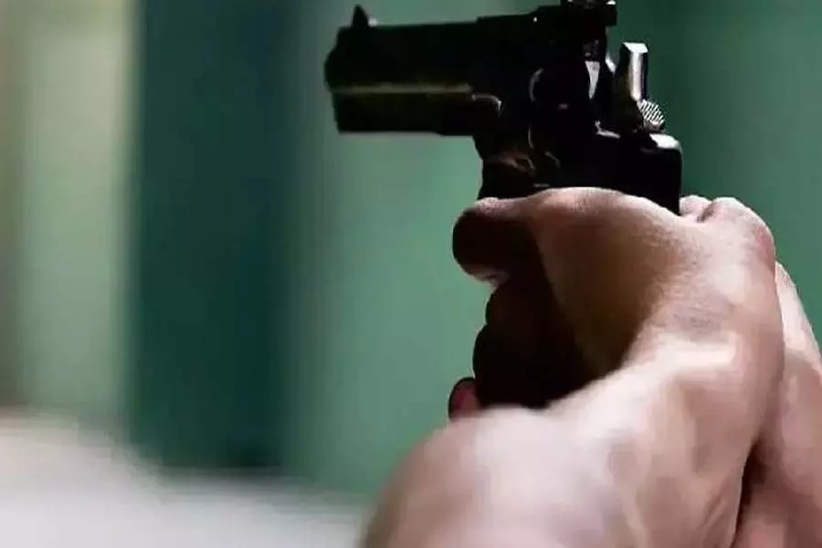 मध्य प्रदेश के सतना में पुलिस थाने के अंदर कांस्टेबल को गोली मारी गई मध्य प्रदेश के सतना में पुलिस थाने के अंदर कांस्टेबल को गोली मारी गई