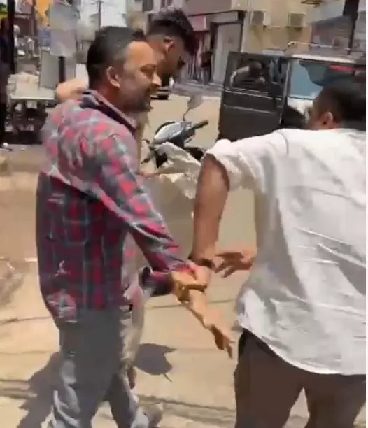 मोवा में हिरण सींग की तस्करी, वन विभाग ने दो शिकारी को पकड़ा मोवा में हिरण सींग की तस्करी, वन विभाग ने दो शिकारी को पकड़ा