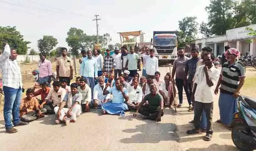 Medak में धान खरीद में देरी को लेकर किसानों ने किया विरोध प्रदर्शन Medak में धान खरीद में देरी को लेकर किसानों ने किया विरोध प्रदर्शन